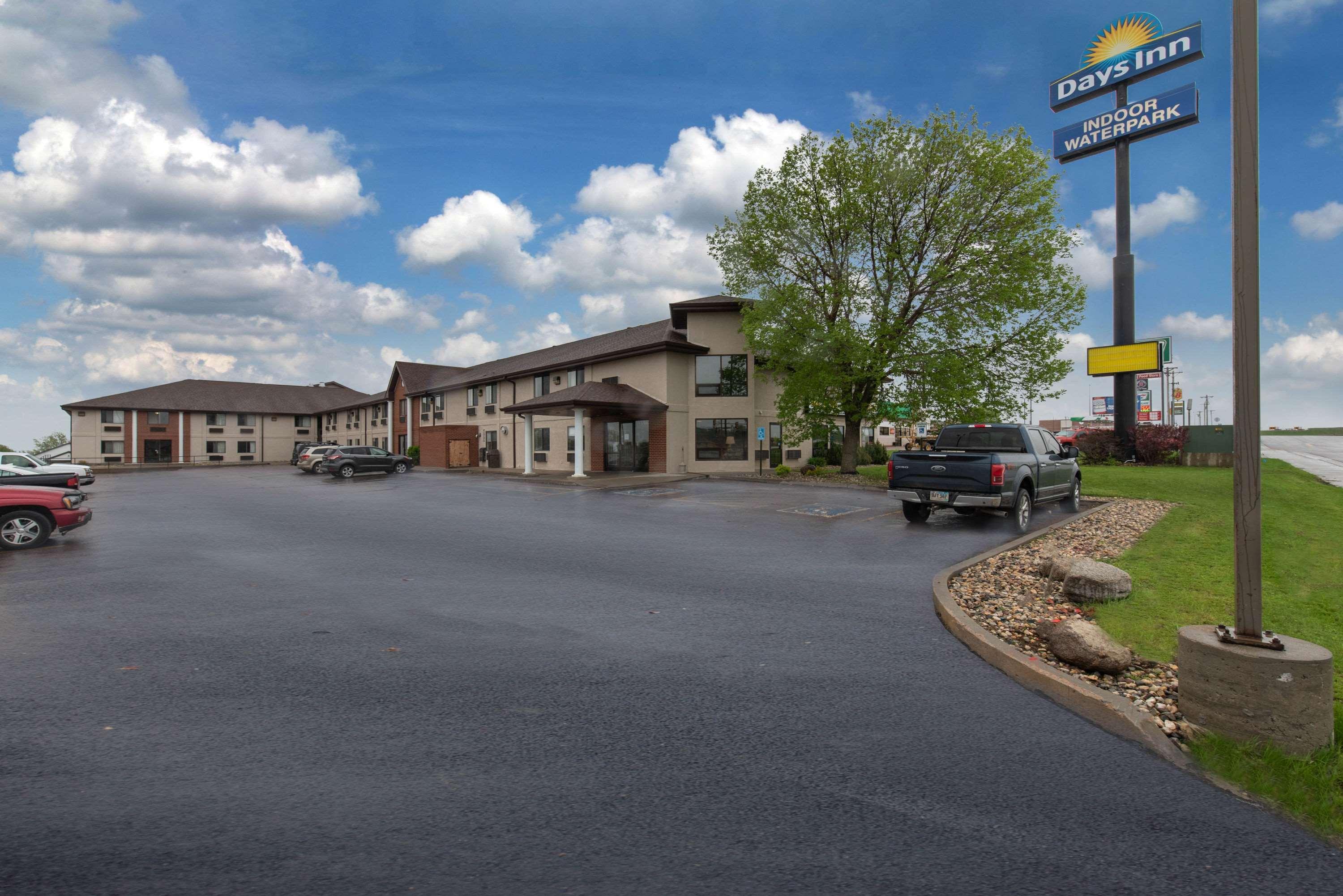 Days Inn By Wyndham Mitchell Sd Bagian luar foto