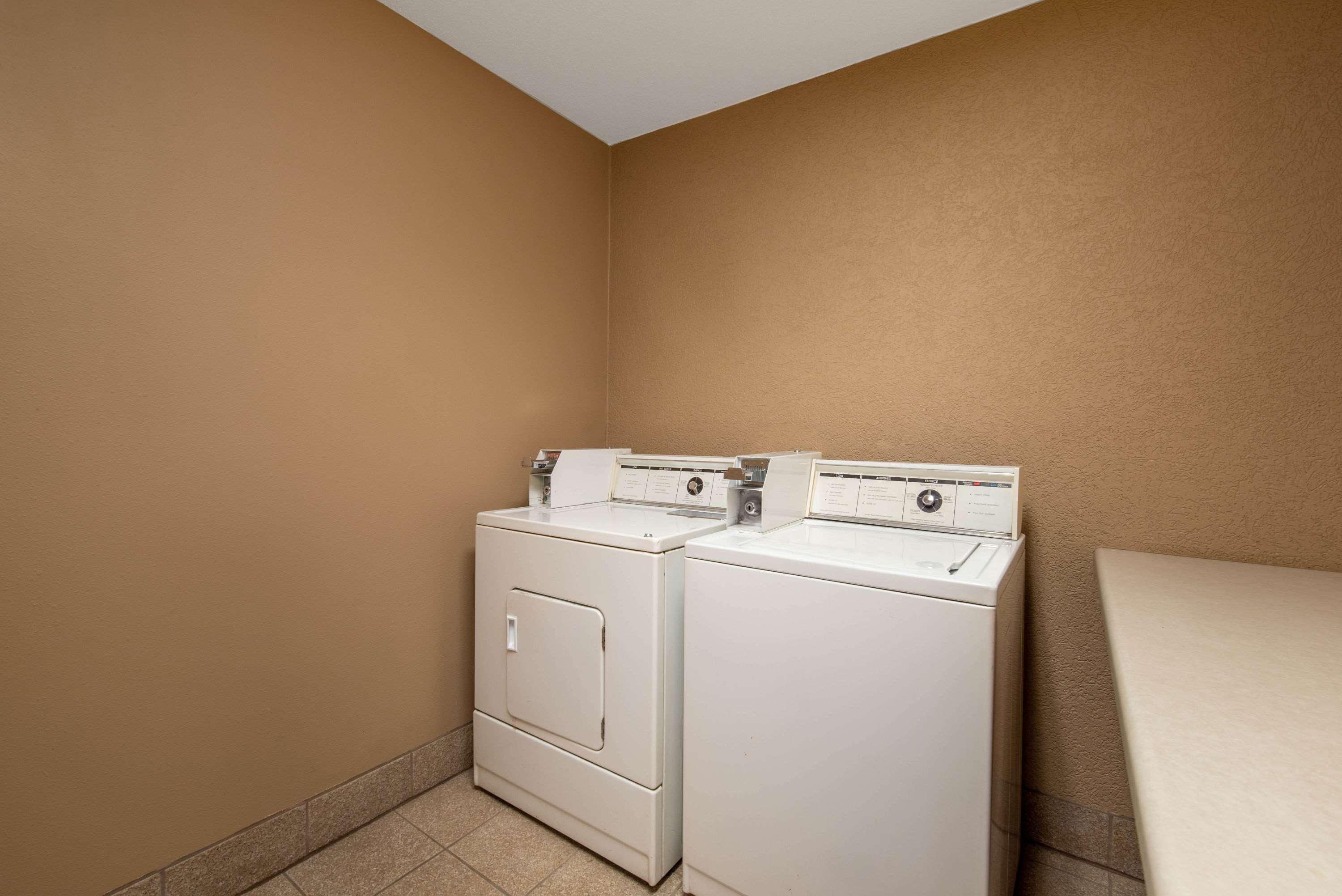 Days Inn By Wyndham Mitchell Sd Bagian luar foto