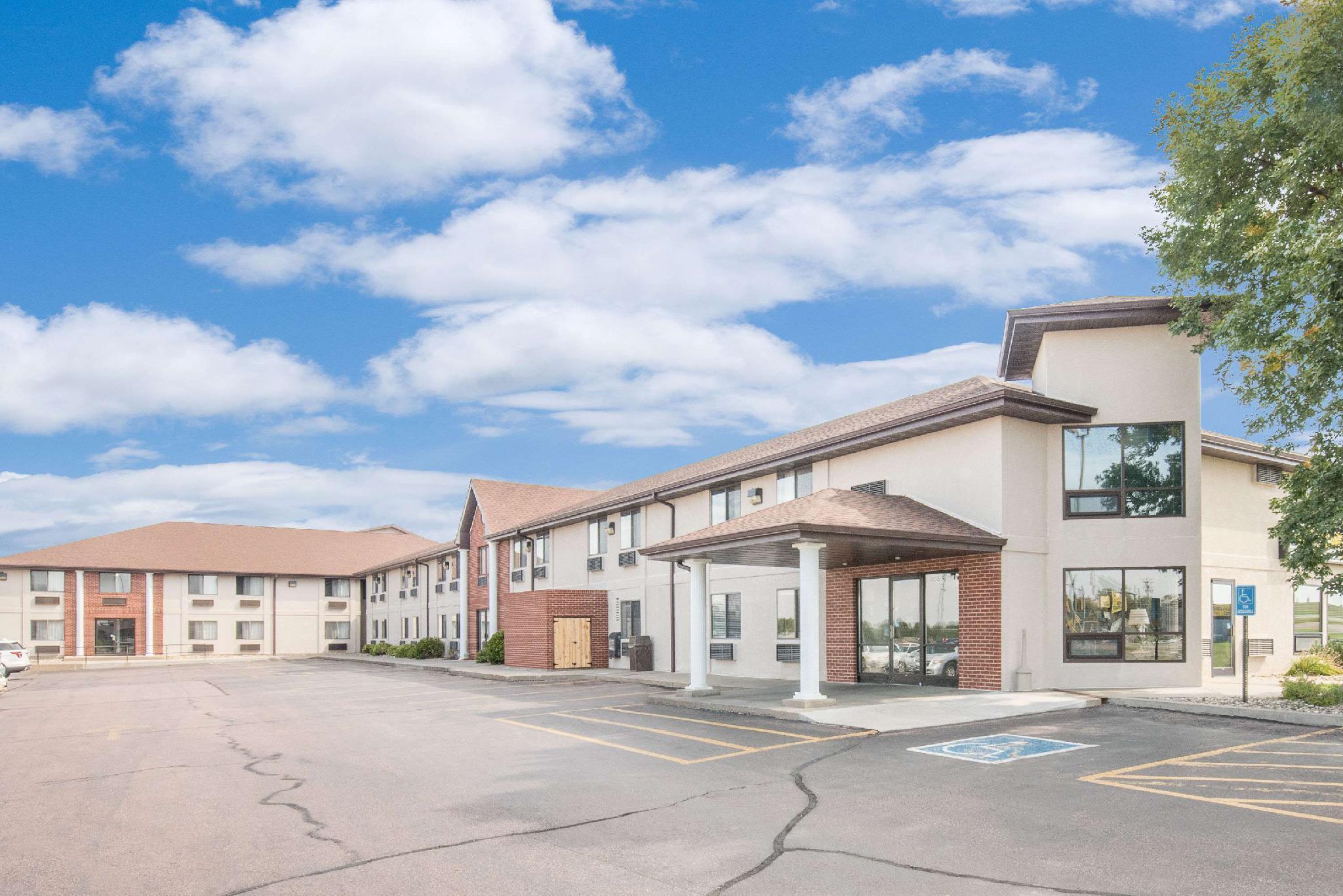 Days Inn By Wyndham Mitchell Sd Bagian luar foto