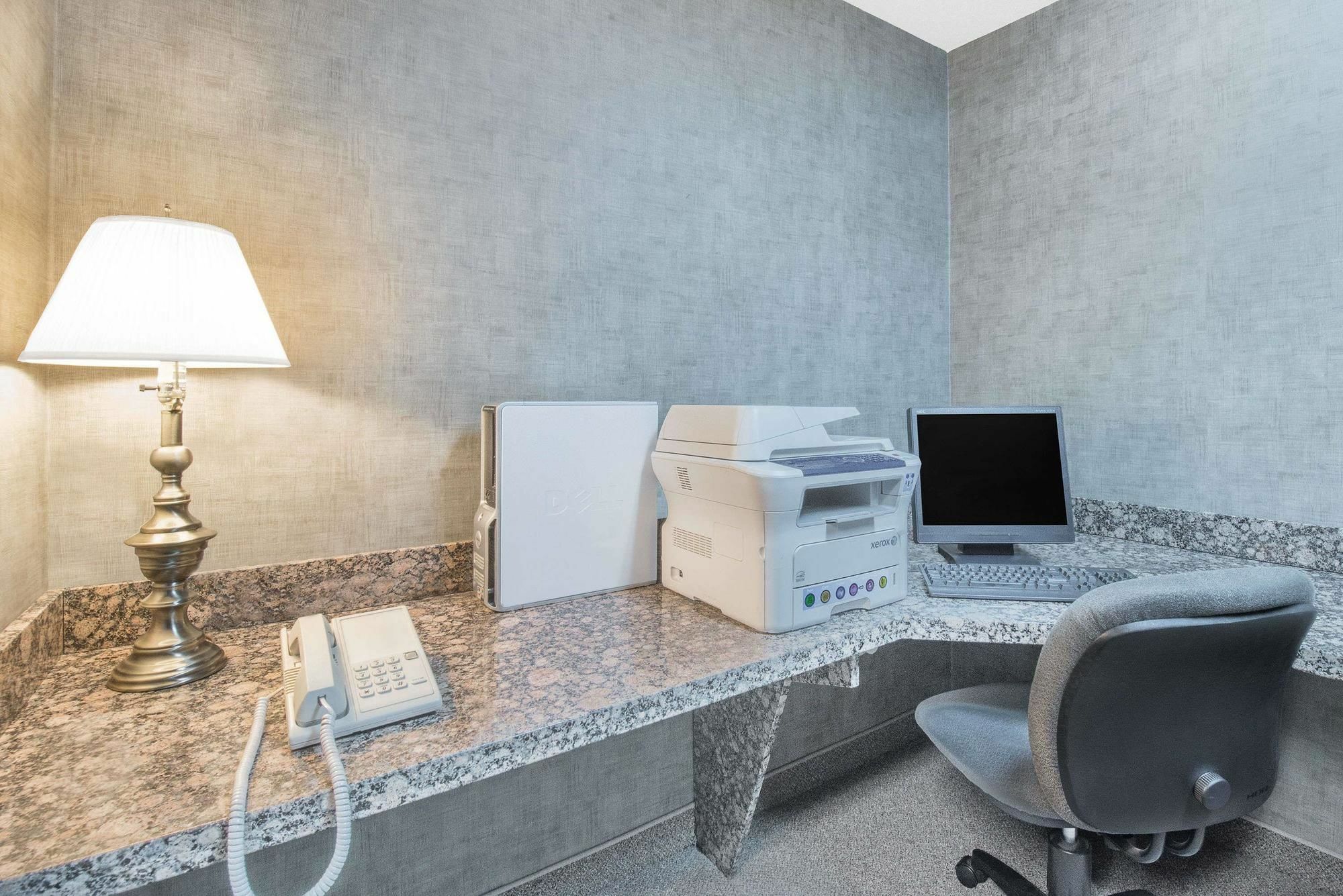 Days Inn By Wyndham Mitchell Sd Bagian luar foto