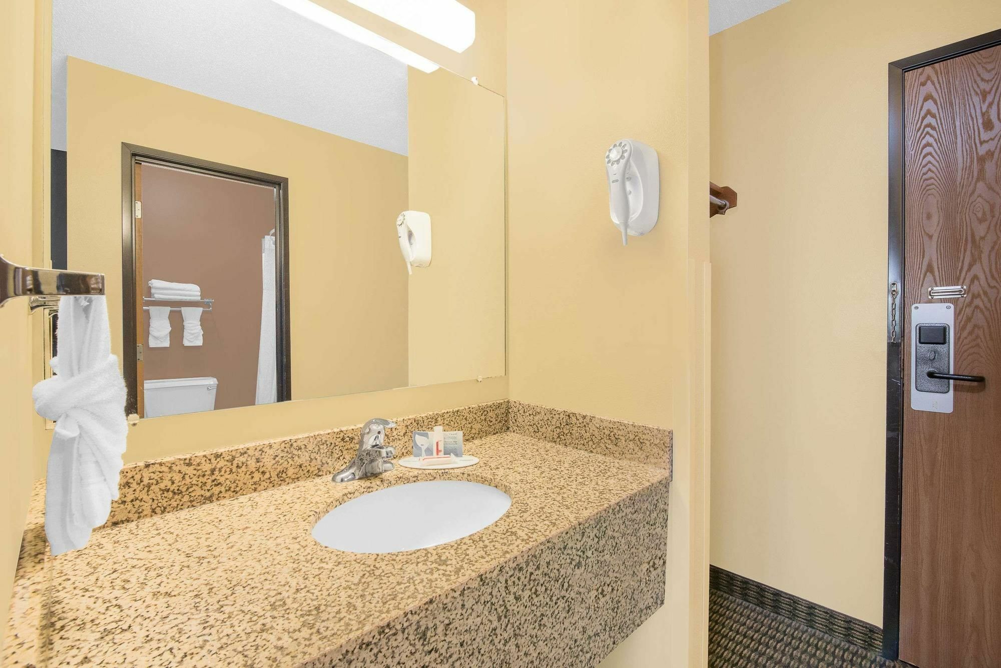 Days Inn By Wyndham Mitchell Sd Bagian luar foto