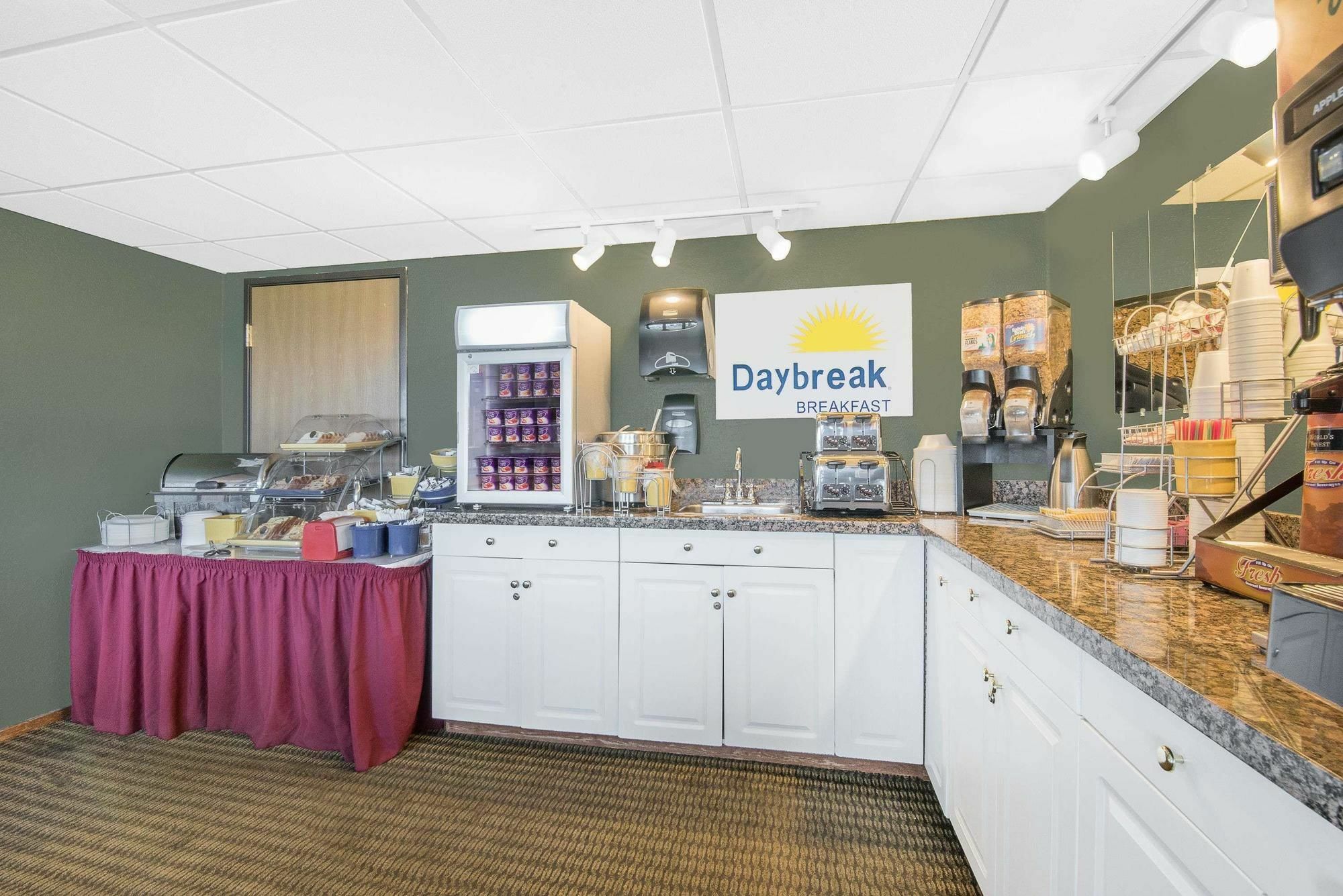Days Inn By Wyndham Mitchell Sd Bagian luar foto