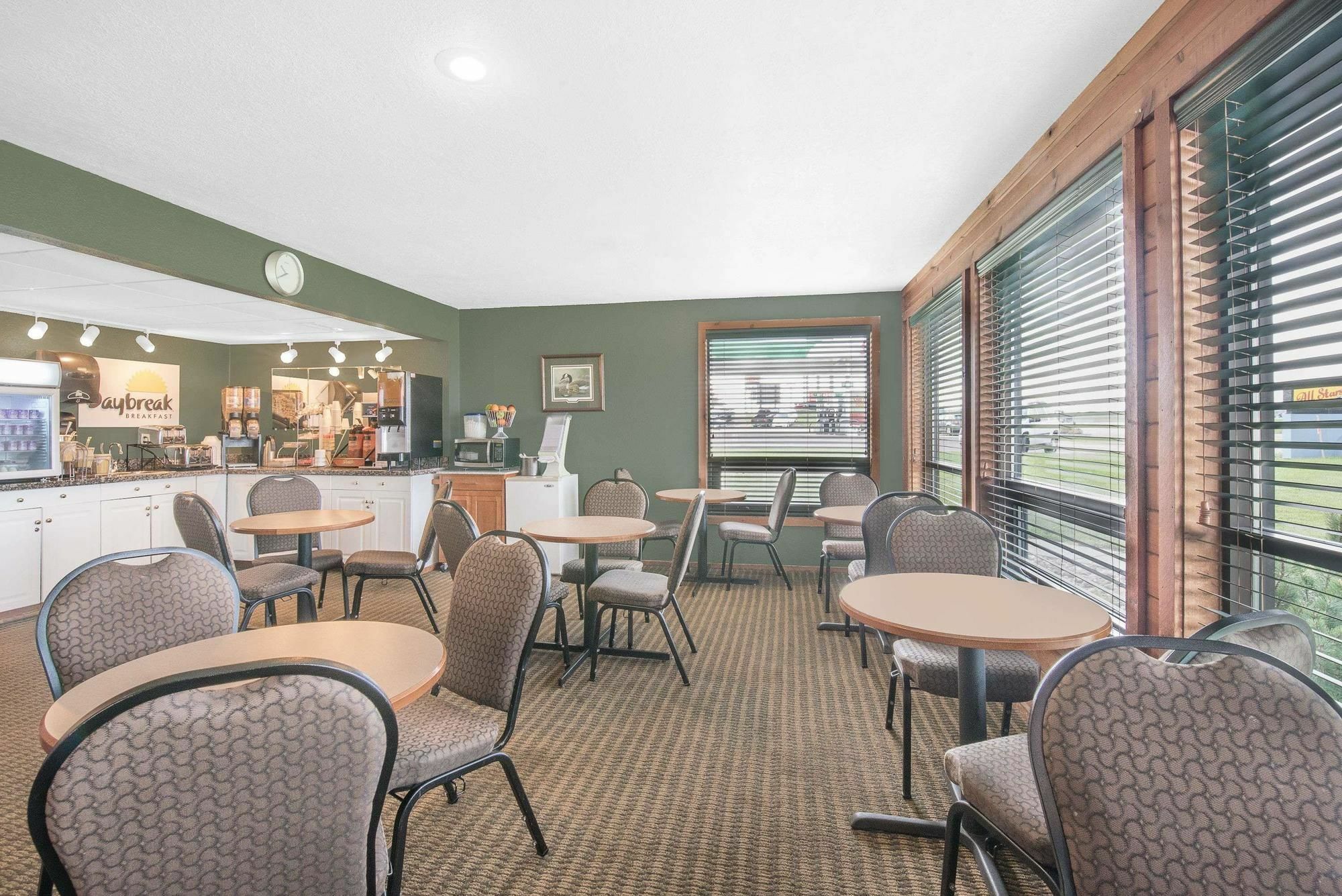 Days Inn By Wyndham Mitchell Sd Bagian luar foto